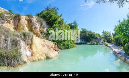 Parco dei Mulini in der Toskana, Italien; 17. Juni 2024 - hier können Sie sich an einer Quelle mit natürlich heißem Wasser entspannen. Stockfoto