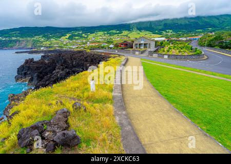 Küstengebiet der Gemeinde Sao Roque auf der Insel Pico auf den Azoren. Kräftige und kontrastreiche Farben. Stockfoto