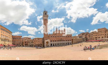 Siena, Italien; 22. Juni 2024 - Blick auf den Pubblico Palast in Siena, Italien Stockfoto