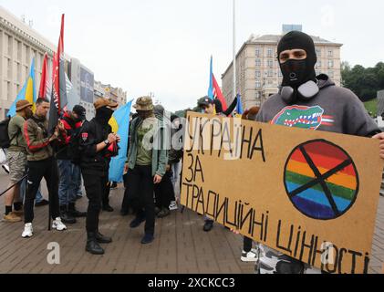 Nicht exklusiv: KIEW, UKRAINE - 16. JUNI 2024 - Aktivisten protestieren gegen den Gleichstellungsmarsch in Maidan Nezalezhnosti, Kiew, Hauptstadt der Ukraine. Stockfoto