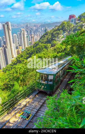 Die berühmte grüne Straßenbahn am Hang des Victoria Peak in Hong Kong überquert die Besucher zur Aussichtsplattform oben. Stockfoto