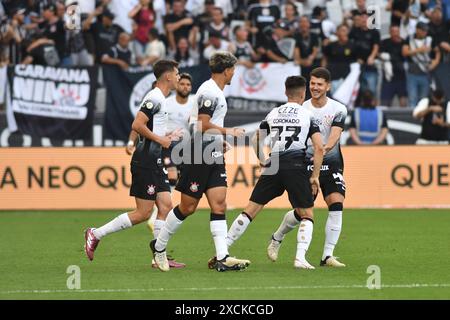 SAO PAULO, BRASILIEN – 16. JUNI: Igor Coronado und seine Teamkollegen feiern, nachdem sie während eines Spiels zwischen Corinthians und Sao Paulo im Rahmen der Campeonato Brasileiro Serie A 2024 am 16. Juni 2024 in der Neo Química Arena in São Paulo, Brasilien, ein Tor geschossen haben. (Foto: Leandro Bernardes/PxImages) Credit: PX Images/Alamy Live News Stockfoto