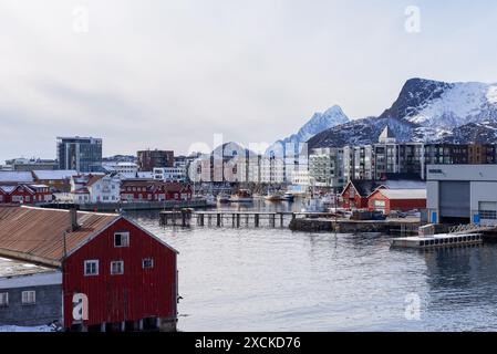 Svolvaer, Lofoten Inseln, Norwegen, 03.28.2024 Blick auf den wunderschönen Hafen von Svolvaer von der Svinøy-Brücke im Winter Stockfoto