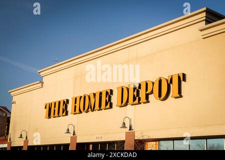 Fort Collins, CO, USA - 26. April 2023: Eingangsschild für das Home Depot, den größten Einzelhändler für Heimwerkerbedarf in den USA. Stockfoto