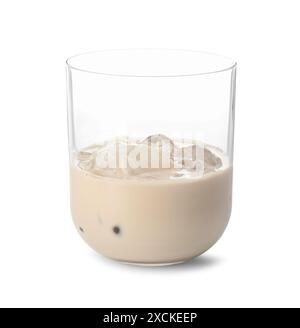 Glas Kaffeesahne mit Eiswürfeln isoliert auf weiß Stockfoto