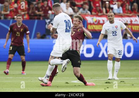 Der slowakische Juraj Kucka und Kevin de Bruyne kämpfen um den Ball während eines Fußballspiels zwischen der belgischen Fußballnationalmannschaft Red Devils und der Slowakei am Montag, den 17. Juni 2024 in Frankfurt am Main, dem ersten Spiel in der Gruppenphase der Europameisterschaft der UEFA Euro 2024. BELGA FOTO BRUNO FAHY Stockfoto