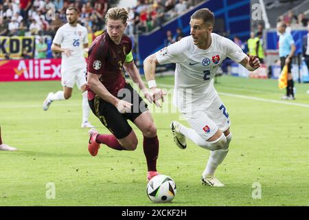 Frankfurt, Deutschland. Juni 2024. Der belgische Kevin de Bruyne und der slowakische Peter Pekarik kämpfen um den Ball während eines Fußballspiels zwischen der belgischen Fußballnationalmannschaft Red Devils und der Slowakei am Montag, den 17. Juni 2024 in Frankfurt am Main, dem ersten Spiel in der Gruppenphase der UEFA Euro 2024 Europameisterschaft. BELGA FOTO BRUNO FAHY Credit: Belga News Agency/Alamy Live News Stockfoto