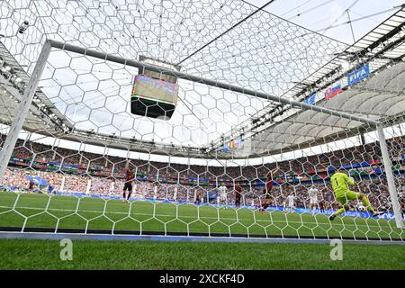 Der belgische Torhüter Koen Casteels kann das 0-1-Tor des slowakischen Ivan Schranz bei einem Fußballspiel zwischen der belgischen Fußballnationalmannschaft Red Devils und der Slowakei am Montag, den 17. Juni 2024, in Frankfurt am Main, dem ersten Spiel in der Gruppenphase der Europameisterschaft der UEFA Euro 2024, nicht stoppen. BELGA FOTO DIRK WAEM Stockfoto