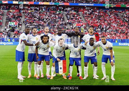 Düsseldorf, Deutschland. 17. Juni 2024. DÜSSELDORF – erste Reihe (l-r) Jules Kounde (Frankreich), Antoine Griezmann (Frankreich), N'Golo Kante (Frankreich), Ousmane Dembele (Frankreich), Kylian Mbappe (Frankreich). In der hinteren Reihe (l-r) Marcus Thuram aus Frankreich, Theo Hernandez aus Frankreich, Adrien Rabiot aus Frankreich, Dayot Upamecano aus Frankreich, französischer Torhüter Mike Maignan, William Saliba aus Frankreich während des Gruppenspiels der UEFA EURO 2024 zwischen Österreich und Frankreich in der Esprit Arena am 17. Juni 2024 in Düsseldorf. ANP | Hollandse Hoogte | Gerrit van Keulen Credit: ANP/Alamy Live News Stockfoto