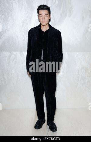 Mailand, Italien. Juni 2024. HU GE besucht GIORGIO ARMANI Men Spring/Summer 2025 Runway während der Milan Fashion Week Herrenmode am 2024. Juni - Mailand, Italien 17/06/2024 Credit: dpa/Alamy Live News Stockfoto