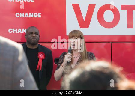 Mansfield, Nottinghamshire, England, Vereinigtes Königreich. Juni 2024. Der Kampfbus der Labour Party Change in Mansfield mit Angela Rayner Labour M.P. und stellvertretender Anführerin der Labour Party, der sich für die Unterstützung der Labour P.P.C. Steve Yemm aussprach. Dieser Parlamentssitz ist Teil der roten Mauer, die der konservative M.P. Ben Bradley bei den Parlamentswahlen 2019 gewonnen hat, und ist eines der wichtigsten Schlachtfelder, für die Labour von der nächsten Regierung gewinnen muss. Quelle: Alan Beastall/Alamy Live News Stockfoto