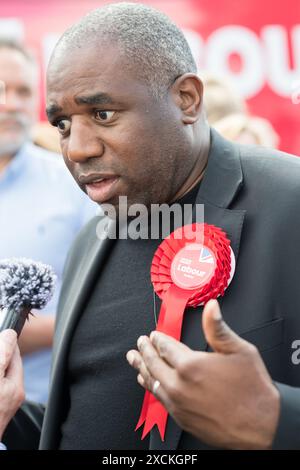 Mansfield, Nottinghamshire, England, Vereinigtes Königreich. Juni 2024. Der Kampfbus der Labour Party Change in Mansfield mit David Lammy Labour M.P. und dem Shadow Secretary of State for Foreign Affairs, der für die Unterstützung der Labour P.P.C. Steve Yemm in Mansfield kämpfte. Dieser Parlamentssitz ist Teil der roten Mauer, die der konservative M.P. Ben Bradley bei den Parlamentswahlen 2019 gewonnen hat, und ist eines der wichtigsten Schlachtfelder, für die Labour von der nächsten Regierung gewinnen muss. Quelle: Alan Beastall/Alamy Live News Stockfoto