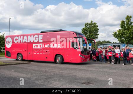 Mansfield, Nottinghamshire, England, Vereinigtes Königreich. Juni 2024. Der Kampfbus der Labour Party Change in Mansfield mit David Lammy Labour M.P. und dem Shadow Secretary of State for Foreign, der für die Unterstützung der Labour P.P.C. Steve Yemm in Mansfield kämpfte. Dieser Parlamentssitz ist Teil der roten Mauer, die der konservative M.P. Ben Bradley bei den Parlamentswahlen 2019 gewonnen hat, und ist eines der wichtigsten Schlachtfelder, für die Labour von der nächsten Regierung gewinnen muss. Quelle: Alan Beastall/Alamy Live News Stockfoto