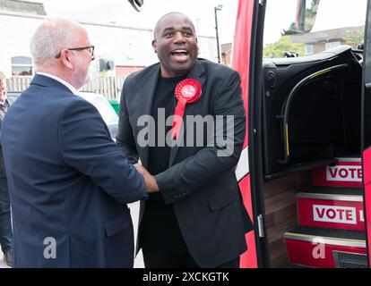 Mansfield, Nottinghamshire, England, Vereinigtes Königreich. Juni 2024. Der Kampfbus der Labour Party Change in Mansfield mit David Lammy Labour M.P. und dem Shadow Secretary of State for Foreign Affairs, der für die Unterstützung der Labour P.P.C. Steve Yemm in Mansfield kämpfte. Dieser Parlamentssitz ist Teil der roten Mauer, die der konservative M.P. Ben Bradley bei den Parlamentswahlen 2019 gewonnen hat, und ist eines der wichtigsten Schlachtfelder, für die Labour von der nächsten Regierung gewinnen muss. Quelle: Alan Beastall/Alamy Live News Stockfoto