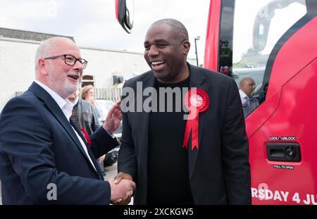 Mansfield, Nottinghamshire, England, Vereinigtes Königreich. Juni 2024. Der Kampfbus der Labour Party Change in Mansfield mit David Lammy Labour M.P. und dem Shadow Secretary of State for Foreign Affairs, der für die Unterstützung der Labour P.P.C. Steve Yemm in Mansfield kämpfte. Dieser Parlamentssitz ist Teil der roten Mauer, die der konservative M.P. Ben Bradley bei den Parlamentswahlen 2019 gewonnen hat, und ist eines der wichtigsten Schlachtfelder, für die Labour von der nächsten Regierung gewinnen muss. Quelle: Alan Beastall/Alamy Live News Stockfoto