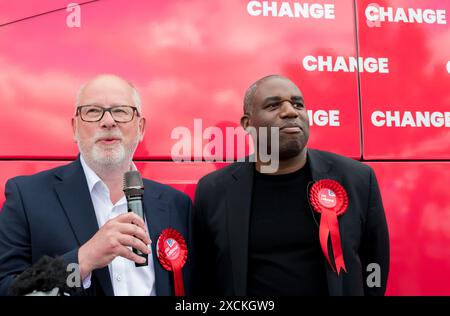 Mansfield, Nottinghamshire, England, Vereinigtes Königreich. Juni 2024. Der Kampfbus der Labour Party Change in Mansfield mit David Lammy Labour M.P. und dem Shadow Secretary of State for Foreign Affairs, der für die Unterstützung der Labour P.P.C. Steve Yemm in Mansfield kämpfte. Dieser Parlamentssitz ist Teil der roten Mauer, die der konservative M.P. Ben Bradley bei den Parlamentswahlen 2019 gewonnen hat, und ist eines der wichtigsten Schlachtfelder, für die Labour von der nächsten Regierung gewinnen muss. Quelle: Alan Beastall/Alamy Live News Stockfoto