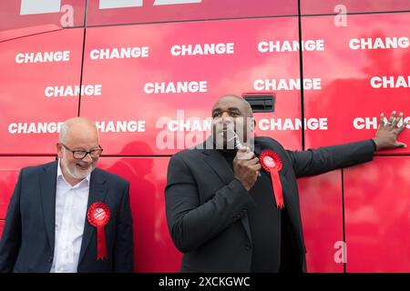 Mansfield, Nottinghamshire, England, Vereinigtes Königreich. Juni 2024. Der Kampfbus der Labour Party Change in Mansfield mit David Lammy Labour M.P. und dem Shadow Secretary of State for Foreign Affairs, der für die Unterstützung der Labour P.P.C. Steve Yemm in Mansfield kämpfte. Dieser Parlamentssitz ist Teil der roten Mauer, die der konservative M.P. Ben Bradley bei den Parlamentswahlen 2019 gewonnen hat, und ist eines der wichtigsten Schlachtfelder, für die Labour von der nächsten Regierung gewinnen muss. Quelle: Alan Beastall/Alamy Live News Stockfoto
