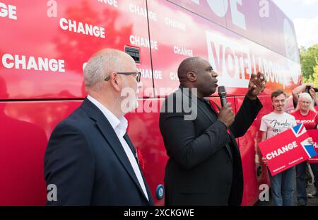 Mansfield, Nottinghamshire, England, Vereinigtes Königreich. Juni 2024. Der Kampfbus der Labour Party Change in Mansfield mit David Lammy Labour M.P. und dem Shadow Secretary of State for Foreign Affairs, der für die Unterstützung der Labour P.P.C. Steve Yemm in Mansfield kämpfte. Dieser Parlamentssitz ist Teil der roten Mauer, die der konservative M.P. Ben Bradley bei den Parlamentswahlen 2019 gewonnen hat, und ist eines der wichtigsten Schlachtfelder, für die Labour von der nächsten Regierung gewinnen muss. Quelle: Alan Beastall/Alamy Live News Stockfoto