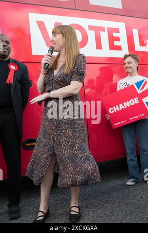 Mansfield, Nottinghamshire, England, Vereinigtes Königreich. Juni 2024. Der Kampfbus der Labour Party Change in Mansfield mit Angela Rayner Labour M.P. und stellvertretender Anführerin der Labour Party, der sich für die Unterstützung der Labour P.P.C. Steve Yemm aussprach. Dieser Parlamentssitz ist Teil der roten Mauer, die der konservative M.P. Ben Bradley bei den Parlamentswahlen 2019 gewonnen hat, und ist eines der wichtigsten Schlachtfelder, für die Labour von der nächsten Regierung gewinnen muss. Quelle: Alan Beastall/Alamy Live News Stockfoto