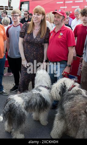 Mansfield, Nottinghamshire, England, Vereinigtes Königreich. Juni 2024. Der Kampfbus der Labour Party Change in Mansfield mit Angela Rayner Labour M.P. und stellvertretender Anführerin der Labour Party, der sich für die Unterstützung der Labour P.P.C. Steve Yemm aussprach. Dieser Parlamentssitz ist Teil der roten Mauer, die der konservative M.P. Ben Bradley bei den Parlamentswahlen 2019 gewonnen hat, und ist eines der wichtigsten Schlachtfelder, für die Labour von der nächsten Regierung gewinnen muss. Quelle: Alan Beastall/Alamy Live News Stockfoto