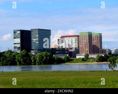 ...der Duesseldorfer Hafen ist in Transformation - ueberall wachsen moderne stilistische Gebaeude in den Himmel, die Gesicht der Stadt nachhaltig prägen und veraendern... Düsseldorf-Hafen Gebaeude modern *** der Düsseldorfer Hafen befindet sich im Wandel überall entstehen moderne stilistische Gebäude, die das Gesicht der Stadt für gute Düsseldorfer Hafengebäude verändern Stockfoto