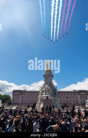 Die Red Arrows der Royal Air Force fliegen über den Buckingham Palace, London, Großbritannien, für den King's Birthday Flypast nach Trooping the Colour 2024 Stockfoto