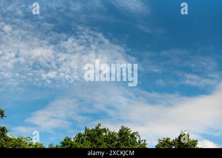 Cirrostratus ist eine hochgelegene, sehr dünne, im Allgemeinen einheitliche stratiforme Wolke vom Typ der Gattung. Es besteht aus Eiskristallen, die Froststücke sind Stockfoto