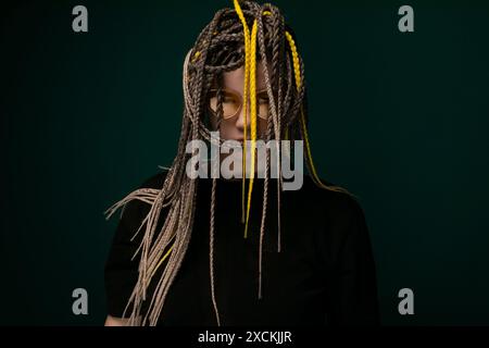 Frau mit Dreadlocks vor grünem Hintergrund Stockfoto