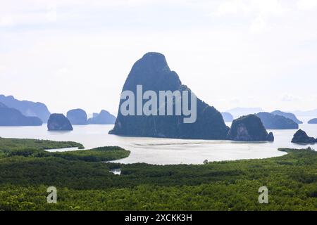 Blick auf die Phang Nga Bay in Thailand vom Punkt Samet Nangshe. Malerische Landschaft mit Felsinseln an der Küste Stockfoto