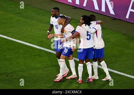 Düsseldorf, Deutschland. Juni 2024. Fußball, UEFA Euro 2024, Europameisterschaft, Vorrunde, Gruppe D, Spieltag 1, Österreich - Frankreich, Düsseldorf Arena, Frankreichs Kylian Mbappé (2vl), Marcus Thuram (l), Jules Kounde (2vr) und Ousmane Dembélé feiern, nachdem sie das Eröffnungstreffer erzielt haben und es 0:1 erreichen. Quelle: Fabian Strauch/dpa/Alamy Live News Stockfoto