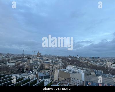 Wunderschöne Gebäude in Paris an bewölktem Tag, Blick vom Hotelfenster Stockfoto