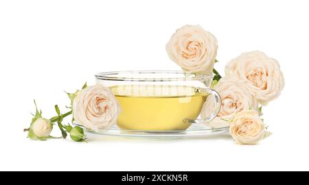 Aromatischer Kräutertee in Glasbecher und Rosen isoliert auf weiß Stockfoto