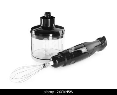 Stabmixer-Kit. Schneebesen und Zerkleinerer-Behälter isoliert auf weiß Stockfoto