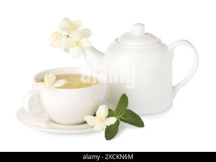 Aromatischer Kräutertee mit Minz- und Jasminblüten isoliert auf weiß Stockfoto