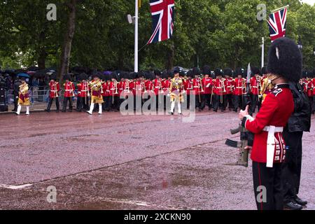 Marching Grenadier Guards Band Spielt Posaunen Trooping The Colour Color The Mall London 2024 Stockfoto