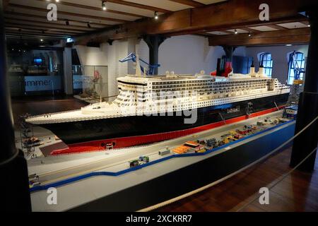 Hamburg, Deutschland. Juni 2024. Das Lego-Modell der „Queen Mary 2“ ist im Internationalen Schifffahrtsmuseum Hamburg in der Hafencity zu sehen. Die „Queen Mary 2“, die vor 16 Jahren in rund 1.200 Stunden aus 780.000 Lego-Steinen gebaut wurde, wird ab 19.06.2024, umgestaltet. Der Aufbau wird vollständig entfernt, um die Elektronik unter Deck zu ersetzen. Quelle: Marcus Brandt/dpa/Alamy Live News Stockfoto