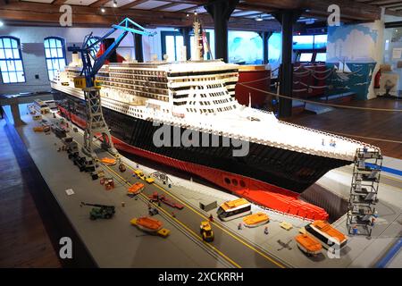 Hamburg, Deutschland. Juni 2024. Das Lego-Modell der „Queen Mary 2“ ist im Internationalen Schifffahrtsmuseum Hamburg in der Hafencity zu sehen. Die „Queen Mary 2“, die vor 16 Jahren in rund 1.200 Stunden aus 780.000 Lego-Steinen gebaut wurde, wird ab 19.06.2024, umgestaltet. Der Aufbau wird vollständig entfernt, um die Elektronik unter Deck zu ersetzen. Quelle: Marcus Brandt/dpa/Alamy Live News Stockfoto