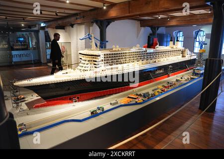 Hamburg, Deutschland. Juni 2024. Das Lego-Modell der „Queen Mary 2“ ist im Internationalen Schifffahrtsmuseum Hamburg in der Hafencity zu sehen. Die „Queen Mary 2“, die vor 16 Jahren in rund 1.200 Stunden aus 780.000 Lego-Steinen gebaut wurde, wird ab 19.06.2024, umgestaltet. Der Aufbau wird vollständig entfernt, um die Elektronik unter Deck zu ersetzen. Quelle: Marcus Brandt/dpa/Alamy Live News Stockfoto