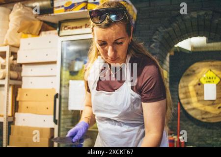 Charkiw, Ukraine, 17. Juni 2024 Freiwillige der Wohltätigkeitsorganisation Palyanica kochen hausgemachte Mahlzeiten für ukrainische Soldaten. Einige Gerichte werden zubereitet Stockfoto