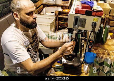 Charkiw, Ukraine, 17. Juni 2024 Freiwillige der Wohltätigkeitsorganisation Palyanica kochen hausgemachte Mahlzeiten für ukrainische Soldaten. Einige Gerichte werden zubereitet Stockfoto