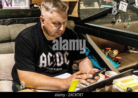 Charkiw, Ukraine, 17. Juni 2024 Freiwillige der Wohltätigkeitsorganisation Palyanica kochen hausgemachte Mahlzeiten für ukrainische Soldaten. Einige Gerichte werden zubereitet Stockfoto