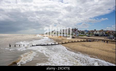 Blick vom Pier entlang des Southwold Beach mit einer Reihe von Buhnen in Southwold, Suffolk, Großbritannien am 14. Juni 2024 Stockfoto