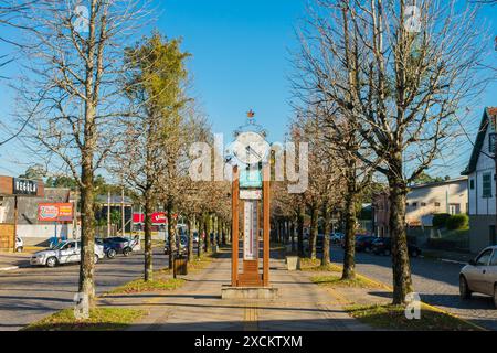 Sao Francisco de Paula, Brasilien - 2. Juni 2024: Uhr und Thermometer in der Julio de Castilhos Avenue im Herbst Stockfoto