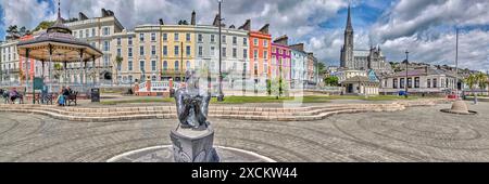 Gepflasterter Stadtplatz im Sommer, Cobh, County Cork, Irland Stockfoto