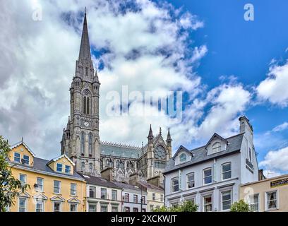 Häuser vor der St. Colman's Cathedral, Cobh, County Cork, Irland Stockfoto