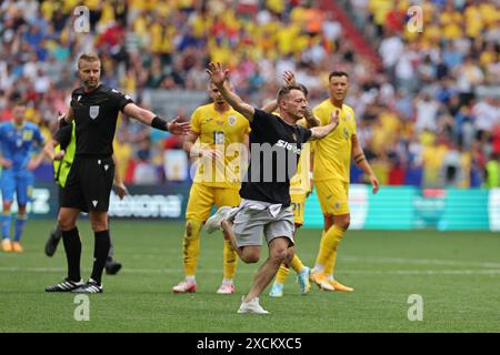 München, Deutschland. Juni 2024. Unbekannter Pitch Invader läuft während des Gruppenspiels der UEFA EURO 2024 Rumänien gegen die Ukraine in der Münchener Football Arena in München. Quelle: Oleksandr Prykhodko/Alamy Live News Stockfoto