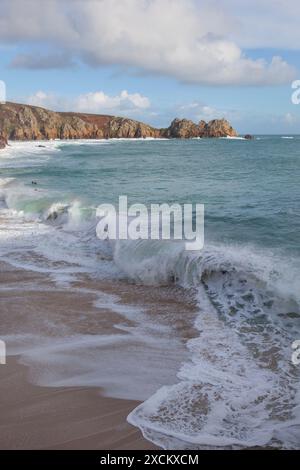 Hochwasser am Porthcurno Beach; Logan's Rock, Cornwall Stockfoto