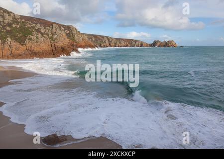 Hochwasser am Porthcurno Beach; Logan's Rock, Cornwall Stockfoto