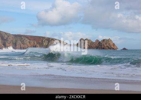 Hochwasser am Porthcurno Beach; Logan's Rock, Cornwall Stockfoto