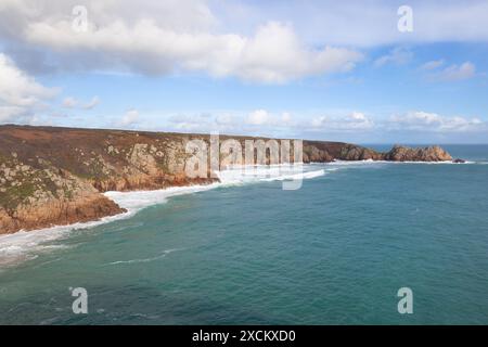 Hochwasser am Porthcurno Beach; Logan's Rock, Cornwall Stockfoto